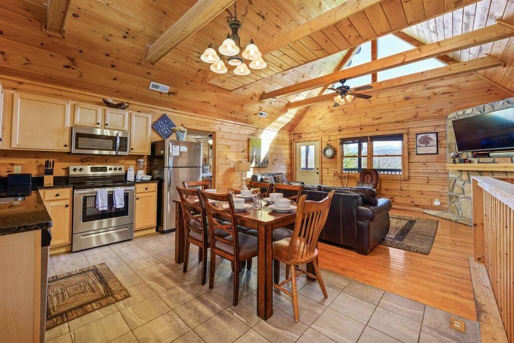 Spacious Smokies Cabin - Hot Tub With Mountain Views 蓋特林堡 外观 照片